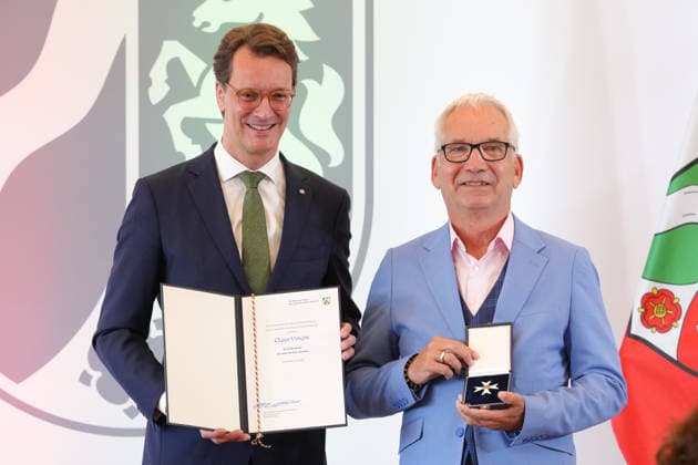 Verleihung des Verdienstorden des Landes Nordrhein-Westfalen Ministerpraesident Hendrik Wuest gemeinsam mit Claus Vincon und dem Orden in Hand bei der Verleihung des Verdienstorden des Landes Nordrhein-Westfalen durch den Ministerpraesidenten in NRW, Duesseldorf, 02.06.2026 Duesseldorf NRW Deutschland *** Awarding of the Order of Merit of the State of North Rhine-Westphalia State Premier Hendrik Wuest together with Claus Vincon and the Order in his hand at the awarding of the Order of Merit of the State of North Rhine-Westphalia by the State Premier in NRW, Duesseldorf, 02 06 2026 Duesseldorf NRW Germany