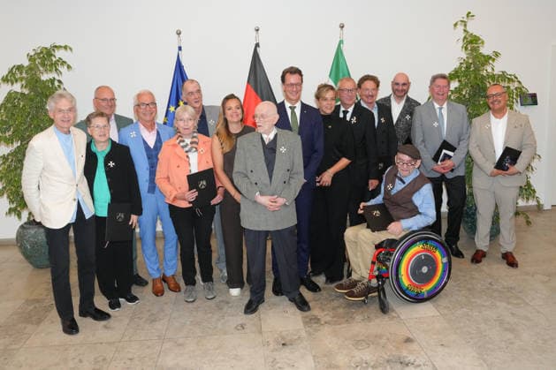 Verleihung des Verdienstorden des Landes Nordrhein-Westfalen Gruppenbild aller Preistraegerinnen und Presitraeger des Verdienstorden des Landes Nordrhein-Westfalen in der Staatskanzlei Duesseldorf mit dem Schwerpunkt zum Engagement fuer Queeres Lebeen, Duesseldorf, 02.06.2026 Duesseldorf NRW Deutschland *** Award of the Order of Merit of the State of North Rhine-Westphalia Group picture of all laureates of the Order of Merit of the State of North Rhine-Westphalia in the State Chancellery Duesseldorf with a focus on the commitment to queer life, Duesseldorf, 02 06 2026 Duesseldorf NRW Germany