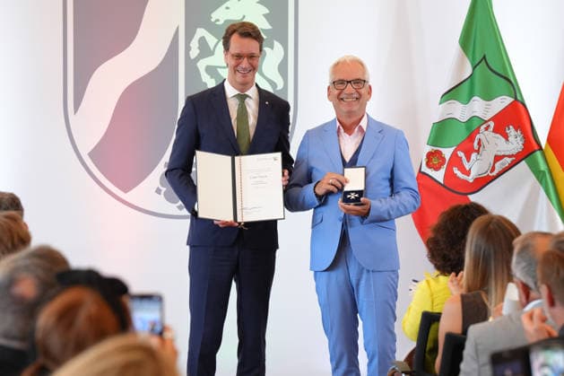 Verleihung des Verdienstorden des Landes Nordrhein-Westfalen Ministerpraesident Hendrik Wuest gemeinsam mit Claus Vincon und dem Orden in Hand bei der Verleihung des Verdienstorden des Landes Nordrhein-Westfalen durch den Ministerpraesidenten in NRW, Duesseldorf, 02.06.2026 Duesseldorf NRW Deutschland *** Awarding of the Order of Merit of the State of North Rhine-Westphalia State Premier Hendrik Wuest together with Claus Vincon and the Order in his hand at the awarding of the Order of Merit of the State of North Rhine-Westphalia by the State Premier in NRW, Duesseldorf, 02 06 2026 Duesseldorf NRW Germany