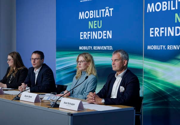 Jahrespressekonferenz der Bahnindustrie 2026-06-02 Deutschland, Berlin Jahres-Pressekonferenz des Verbands der Bahnindustrie in Deutschland (VDB). Im Bild v.l. Andre Rodenbeck, Präsident des Verbands der Bahnindustrie in Deutschland (VDB), Sarah Stark, Haupgeschäftsführerin des Verbands der Bahnindustrie in Deutschland (VDB), Axel Schuppe, Geschäftsführer des Verbands der Bahnindustrie in Deutschland (VDB). *** Annual Press Conference of the German Railway Industry 2026 06 02 Germany, Berlin Annual Press Conference of the Association of the German Railway Industry VDB Pictured from left Andre Rodenbeck, President of the Association of the German Railway Industry VDB , Sarah Stark, Managing Director of the Association of the G