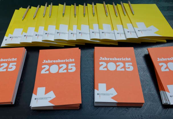 Jahresbericht 2025 Bundesantidiskriminierungsstelle 2026-06-02 Deutschland, Berlin Bundespressekonferenz: Vorstellung des Jahresberichts 2025 der Antidiskriminierungsstelle des Bundes. Im Bild Jahresbericht und Pressemappe. *** Annual Report 2025 Federal Anti-Discrimination Agency 2026 06 02 Germany, Berlin Federal Press Conference Presentation of the Federal Anti-Discrimination Agencys Annual Report 2025 In the picture Annual Report and press kit