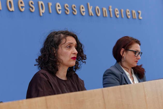 Jahresbericht 2025 Bundesantidiskriminierungsstelle 2026-06-02 Deutschland, Berlin Bundespressekonferenz: Vorstellung des Jahresberichts 2025 der Antidiskriminierungsstelle des Bundes. Im Bild v.l. Eva Andrades, Geschäftsführerin des Antidiskriminierungsverbands Deutschland (advd), Ferda Ataman, Unabhängige Bundesbeauftragte für Antidiskriminierung. *** Annual Report 2025 Federal Anti-Discrimination Agency 2026 06 02 Germany, Berlin Federal Press Conference Presentation of the Annual Report 2025 of the Federal Anti-Discrimination Agency In the picture from l Eva Andrades, Managing Director of the German Anti-Discrimination Association advd , Ferda Ataman, Independent Federal Commissioner for Anti-Discrimination