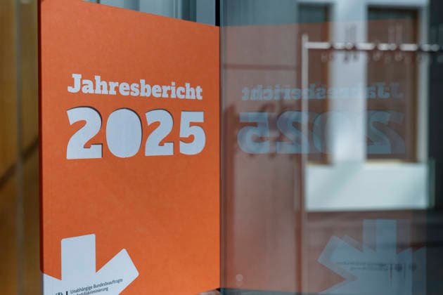 Jahresbericht 2025 Bundesantidiskriminierungsstelle 2026-06-02 Deutschland, Berlin Bundespressekonferenz: Vorstellung des Jahresberichts 2025 der Antidiskriminierungsstelle des Bundes. Im Bild Jahresbericht und Pressemappe. *** Annual Report 2025 Federal Anti-Discrimination Agency 2026 06 02 Germany, Berlin Federal Press Conference Presentation of the Federal Anti-Discrimination Agencys Annual Report 2025 In the picture Annual Report and press kit