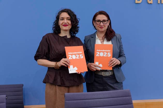 Jahresbericht 2025 Bundesantidiskriminierungsstelle 2026-06-02 Deutschland, Berlin Bundespressekonferenz: Vorstellung des Jahresberichts 2025 der Antidiskriminierungsstelle des Bundes. Im Bild v.l. Eva Andrades, Geschäftsführerin des Antidiskriminierungsverbands Deutschland (advd), Ferda Ataman, Unabhängige Bundesbeauftragte für Antidiskriminierung. *** Annual Report 2025 Federal Anti-Discrimination Agency 2026 06 02 Germany, Berlin Federal Press Conference Presentation of the Annual Report 2025 of the Federal Anti-Discrimination Agency In the picture from l Eva Andrades, Managing Director of the German Anti-Discrimination Association advd , Ferda Ataman, Independent Federal Commissioner for Anti-Discrimination