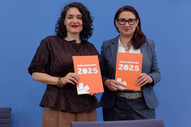 Jahresbericht 2025 Bundesantidiskriminierungsstelle 2026-06-02 Deutschland, Berlin Bundespressekonferenz: Vorstellung des Jahresberichts 2025 der Antidiskriminierungsstelle des Bundes. Im Bild v.l. Eva Andrades, Geschäftsführerin des Antidiskriminierungsverbands Deutschland (advd), Ferda Ataman, Unabhängige Bundesbeauftragte für Antidiskriminierung. *** Annual Report 2025 Federal Anti-Discrimination Agency 2026 06 02 Germany, Berlin Federal Press Conference Presentation of the Annual Report 2025 of the Federal Anti-Discrimination Agency In the picture from l Eva Andrades, Managing Director of the German Anti-Discrimination Association advd , Ferda Ataman, Independent Federal Commissioner for Anti-Discrimination