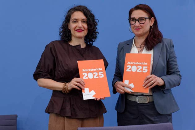 Jahresbericht 2025 Bundesantidiskriminierungsstelle 2026-06-02 Deutschland, Berlin Bundespressekonferenz: Vorstellung des Jahresberichts 2025 der Antidiskriminierungsstelle des Bundes. Im Bild v.l. Eva Andrades, Geschäftsführerin des Antidiskriminierungsverbands Deutschland (advd), Ferda Ataman, Unabhängige Bundesbeauftragte für Antidiskriminierung. *** Annual Report 2025 Federal Anti-Discrimination Agency 2026 06 02 Germany, Berlin Federal Press Conference Presentation of the Annual Report 2025 of the Federal Anti-Discrimination Agency In the picture from l Eva Andrades, Managing Director of the German Anti-Discrimination Association advd , Ferda Ataman, Independent Federal Commissioner for Anti-Discrimination