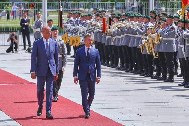 Berlin, Deutschland, 02.06.2026: Bundeskanzleramt: Empfang des Ministerpräsidenten von Ungarn: Bundeskanzler Friedrich Merz (CDU) und Péter Magyar auf dem roten Teppich beim Empfang mit militärischen Ehren *** Berlin, Germany, 02 06 2026 Federal Chancellery Reception of the Prime Minister of Hungary Federal Chancellor Friedrich Merz CDU and Péter Magyar on the red carpet at the reception with military honors Copyright: xdtsxNachrichtenagenturx dts_121731