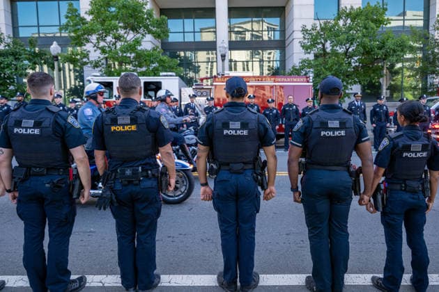 June 2, 2026, Arlington, Virginia, United States: The funeral procession for ARLINGTON COUNTY POLICE CORPORAL BARRY FOUST passes Arlington County Police Headquarters one final time following funeral services. Foust died after battling a 9 11-related illness linked to his service as a Pentagon first responder on September 11, 2001. Arlington United States  - ZUMAk206 20260602_znp_k206_001 Copyright: xMattxKaminskyx