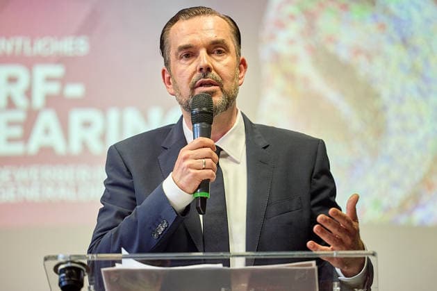 - Wien 02.06.2026 - NEOS Hearing ORF GD Kandidaten- Öffentliches Hearing der Kandidaten für das Amt des ORF-Generaldirektors im ORF-Funkhaus Wien. Insgesamt bewerben sich 13 Kandidaten um die Nachfolge an der Spitze des ORF. 5 von ihnen wurden zu einem öffentlichen Hearing des NEOS Lab eingeladen, um ihre Vorstellungen für die Zukunft des öffentlich-rechtlichen Rundfunks zu präsentieren. PHOTO: Ex-APA-CEO Clemens Pig. Vienna (AUSTRIA) - Candidates for the position of ORF Director General during a public hearing organized by NEOS Lab at the ORF Funkhaus in Vienna. Medienpolitik, Medienreform, Public Service, Digitalisierung, Unabhängigkeit, Medienmanagement, Demokratie, Stiftungsrat, Medienzukunft, Auswahlverfahren, öffentlich recht 