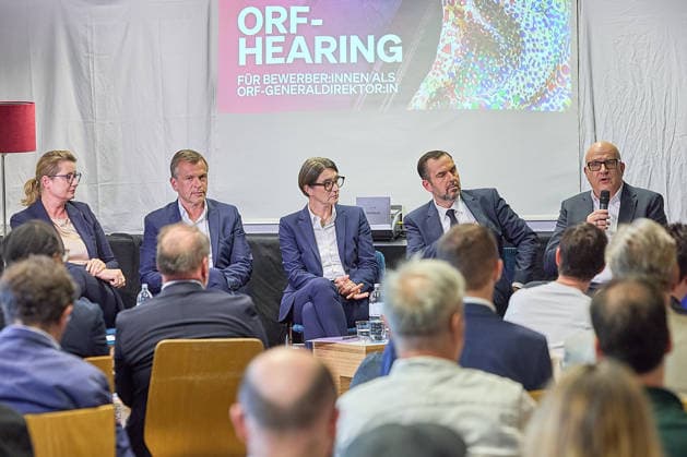 - Wien 02.06.2026 - NEOS Hearing ORF GD Kandidaten- Öffentliches Hearing der Kandidaten für das Amt des ORF-Generaldirektors im ORF-Funkhaus Wien. Insgesamt bewerben sich 13 Kandidaten um die Nachfolge an der Spitze des ORF. 5 von ihnen wurden zu einem öffentlichen Hearing des NEOS Lab eingeladen, um ihre Vorstellungen für die Zukunft des öffentlich-rechtlichen Rundfunks zu präsentieren. PHOTO: (v.L.) Ex-ORF-Managerin Petra Höfer, Ex-Pro7Sat.1Puls4-Geschäftsführer Markus Breitenecker, ORF-Magazinchefin Lisa Totzauer, Ex-APA-CEO Clemens Pig, Ex-HBO-MAX-Manager Johannes Larcher. Vienna (AUSTRIA) - Candidates for the position of ORF Director General during a public hearing organized by NEOS Lab at the ORF Funkhaus in Vienna. Medienpoli 