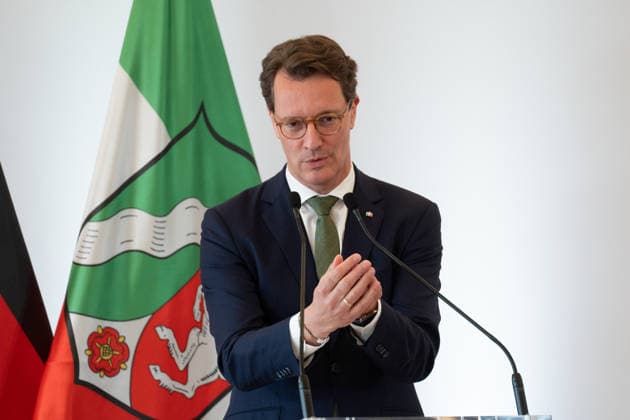 Hendrik WUEST, Wüst, CDU, Ministerpraesident des Landes Nordrhein-Westfalen, bei seiner Rede Ministerpraesident Hendrik WUEST zeichnet Buergerinnen und Buerger aus Nordrhein-Westfalen fuer ihr aussergewoehnliches Engagement fuer die Gesellschaft mit dem Verdienstorden des Landes aus, Verleihung des Verdienstordens des Landes Nordrhein-Westfalen in Duesseldorf am 02.06.2026 *** Hendrik WUEST, Wüst, CDU, State Premier of North Rhine-Westphalia, during his speech State Premier Hendrik WUEST honors citizens of North Rhine-Westphalia for their extraordinary commitment to society with the Order of Merit of the State of North Rhine-Westphalia, award ceremony of the Order of Merit of the State of North Rhine-Westphalia in Duesseldorf on 02 06