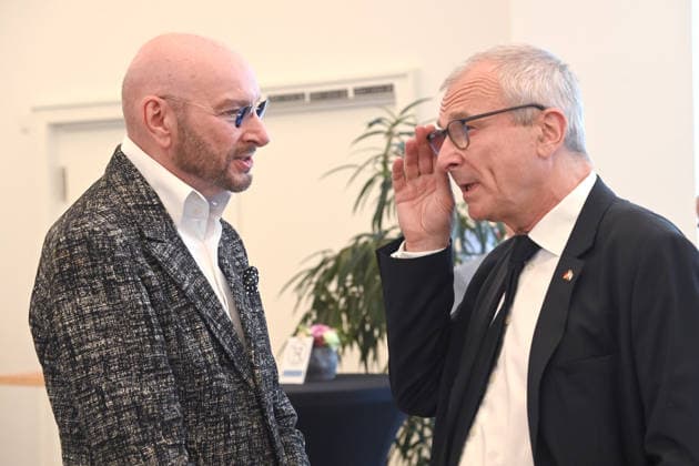 v.l. Ralph MORGENSTERN, Moderator, Volker BECK, Politiker, Portraet, Portrait, Porträt, Einzelbild, angeschnittenes Einzelmotiv, Ministerpraesident Hendrik WUEST zeichnet Buergerinnen und Buerger aus Nordrhein-Westfalen fuer ihr aussergewoehnliches Engagement fuer die Gesellschaft mit dem Verdienstorden des Landes aus, Verleihung des Verdienstordens des Landes Nordrhein-Westfalen in Duesseldorf am 02.06.2026 *** f l Ralph MORGENSTERN, presenter, Volker BECK, politician, portrait, portrait, portrait, single picture, cropped single motif, State Premier Hendrik WUEST honors citizens of North Rhine-Westphalia for their extraordinary commitment to society with the Order of Merit of the State of North Rhine-Westphalia, Award of the Order of Me