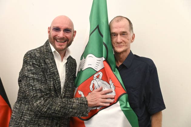 v.l. Ralph MORGENSTERN, Moderator, Georg UECKER, Schauspieler, Ministerpraesident Hendrik WUEST zeichnet Buergerinnen und Buerger aus Nordrhein-Westfalen fuer ihr aussergewoehnliches Engagement fuer die Gesellschaft mit dem Verdienstorden des Landes aus, Verleihung des Verdienstordens des Landes Nordrhein-Westfalen in Duesseldorf am 02.06.2026 *** From left