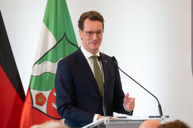 Hendrik WUEST, Wüst, CDU, Ministerpraesident des Landes Nordrhein-Westfalen, bei seiner Rede Ministerpraesident Hendrik WUEST zeichnet Buergerinnen und Buerger aus Nordrhein-Westfalen fuer ihr aussergewoehnliches Engagement fuer die Gesellschaft mit dem Verdienstorden des Landes aus, Verleihung des Verdienstordens des Landes Nordrhein-Westfalen in Duesseldorf am 02.06.2026 *** Hendrik WUEST, Wüst, CDU, State Premier of North Rhine-Westphalia, during his speech State Premier Hendrik WUEST honors citizens of North Rhine-Westphalia for their extraordinary commitment to society with the Order of Merit of the State of North Rhine-Westphalia, award ceremony of the Order of Merit of the State of North Rhine-Westphalia in Duesseldorf on 02 06