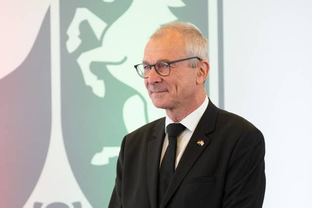 Volker BECK, Politiker, Portraet, Portrait, Porträt, Einzelbild, angeschnittenes Einzelmotiv, Ministerpraesident Hendrik WUEST zeichnet Buergerinnen und Buerger aus Nordrhein-Westfalen fuer ihr aussergewoehnliches Engagement fuer die Gesellschaft mit dem Verdienstorden des Landes aus, Verleihung des Verdienstordens des Landes Nordrhein-Westfalen in Duesseldorf am 02.06.2026 *** Volker BECK, politician, portrait, portrait, single picture, cropped single motif, State Premier Hendrik WUEST honors citizens of North Rhine-Westphalia for their extraordinary commitment to society with the Order of Merit of the State of North Rhine-Westphalia, Award of the Order of Merit of the State of North Rhine-Westphalia in Duesseldorf on 02 06 2026