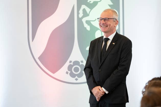 Volker BECK, Politiker, halbe Figur, Halbfigur, halber Koerper, Ministerpraesident Hendrik WUEST zeichnet Buergerinnen und Buerger aus Nordrhein-Westfalen fuer ihr aussergewoehnliches Engagement fuer die Gesellschaft mit dem Verdienstorden des Landes aus, Verleihung des Verdienstordens des Landes Nordrhein-Westfalen in Duesseldorf am 02.06.2026 *** Volker BECK, politician, half-figure, half-body, State Premier Hendrik WUEST honors citizens of North Rhine-Westphalia for their extraordinary commitment to society with the Order of Merit of the State of North Rhine-Westphalia, Award of the Order of Merit of the State of North Rhine-Westphalia in Duesseldorf on 02 06 2026