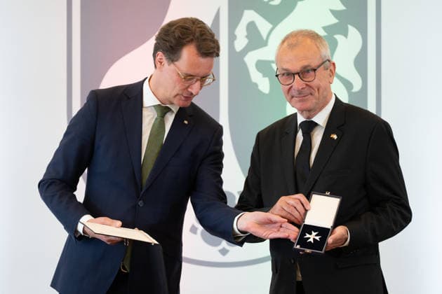 Hendrik WUEST, Wüst, CDU, Ministerpraesident des Landes Nordrhein-Westfalen, zeichnet Volker BECK, Politiker, mit dem Verdienstorden aus, Ministerpraesident Hendrik WUEST zeichnet Buergerinnen und Buerger aus Nordrhein-Westfalen fuer ihr aussergewoehnliches Engagement fuer die Gesellschaft mit dem Verdienstorden des Landes aus, Verleihung des Verdienstordens des Landes Nordrhein-Westfalen in Duesseldorf am 02.06.2026 *** Hendrik WUEST, Wüst, CDU, State Premier of North Rhine-Westphalia, honors Volker BECK, politician, with the Order of Merit, State Premier Hendrik WUEST honors citizens of North Rhine-Westphalia for their extraordinary commitment to society with the Order of Merit of the State of North Rhine-Westphalia, Award of the Orde