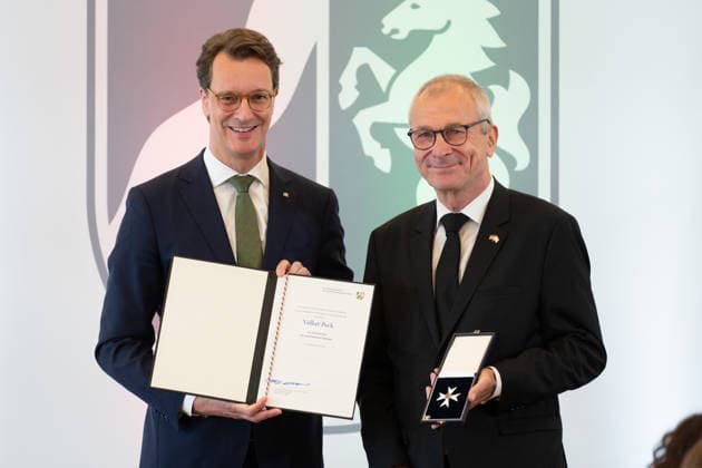 Hendrik WUEST, Wüst, CDU, Ministerpraesident des Landes Nordrhein-Westfalen, zeichnet Volker BECK, Politiker, mit dem Verdienstorden aus, Ministerpraesident Hendrik WUEST zeichnet Buergerinnen und Buerger aus Nordrhein-Westfalen fuer ihr aussergewoehnliches Engagement fuer die Gesellschaft mit dem Verdienstorden des Landes aus, Verleihung des Verdienstordens des Landes Nordrhein-Westfalen in Duesseldorf am 02.06.2026 *** Hendrik WUEST, Wüst, CDU, State Premier of North Rhine-Westphalia, honors Volker BECK, politician, with the Order of Merit, State Premier Hendrik WUEST honors citizens of North Rhine-Westphalia for their extraordinary commitment to society with the Order of Merit of the State of North Rhine-Westphalia, Award of the Orde