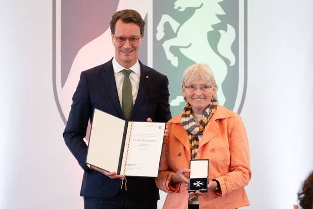 Hendrik WUEST, Wüst, CDU, Ministerpraesident des Landes Nordrhein-Westfalen, zeichnet die Liedermacherin Carolina BRAUCKMANN mit dem Verdienstorden aus, Ministerpraesident Hendrik WUEST zeichnet Buergerinnen und Buerger aus Nordrhein-Westfalen fuer ihr aussergewoehnliches Engagement fuer die Gesellschaft mit dem Verdienstorden des Landes aus, Verleihung des Verdienstordens des Landes Nordrhein-Westfalen in Duesseldorf am 02.06.2026 *** Hendrik WUEST, Wüst, CDU, State Premier of North Rhine-Westphalia, honors singer-songwriter Carolina BRAUCKMANN with the Order of Merit, State Premier Hendrik WUEST honors citizens of North Rhine-Westphalia for their extraordinary commitment to society with the Order of Merit of the State of North Rhine