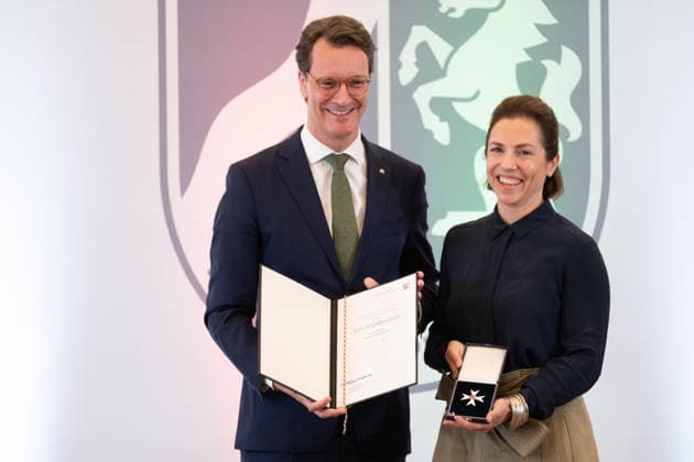 Hendrik WUEST, Wüst, CDU, Ministerpraesident des Landes Nordrhein-Westfalen, zeichnet Hans W. GEISSENDOERFER, Fernsehproduzent, mit dem Verdienstorden aus, Den Orden nimmt Tochter Hana GEISSENDOERFER, Geißendörfer, entgegen, Ministerpraesident Hendrik WUEST zeichnet Buergerinnen und Buerger aus Nordrhein-Westfalen fuer ihr aussergewoehnliches Engagement fuer die Gesellschaft mit dem Verdienstorden des Landes aus, Verleihung des Verdienstordens des Landes Nordrhein-Westfalen in Duesseldorf am 02.06.2026 *** Hendrik WUEST, Wüst, CDU, State Premier of North Rhine-Westphalia, honors Hans W GEISSENDOERFER, television producer, with the Order of Merit; daughter Hana GEISSENDOERFER, Geißendörfer, accepts the award, State Premier Hendrik WUES