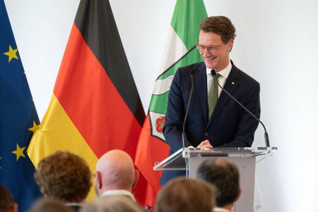 Hendrik WUEST, Wüst, CDU, Ministerpraesident des Landes Nordrhein-Westfalen, bei seiner Rede Ministerpraesident Hendrik WUEST zeichnet Buergerinnen und Buerger aus Nordrhein-Westfalen fuer ihr aussergewoehnliches Engagement fuer die Gesellschaft mit dem Verdienstorden des Landes aus, Verleihung des Verdienstordens des Landes Nordrhein-Westfalen in Duesseldorf am 02.06.2026 *** Hendrik WUEST, Wüst, CDU, State Premier of North Rhine-Westphalia, during his speech State Premier Hendrik WUEST honors citizens of North Rhine-Westphalia for their extraordinary commitment to society with the Order of Merit of the State of North Rhine-Westphalia, award ceremony of the Order of Merit of the State of North Rhine-Westphalia in Duesseldorf on 02 06