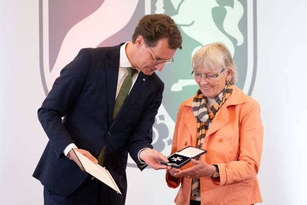 Hendrik WUEST, Wüst, CDU, Ministerpraesident des Landes Nordrhein-Westfalen, zeichnet die Liedermacherin Carolina BRAUCKMANN mit dem Verdienstorden aus, Ministerpraesident Hendrik WUEST zeichnet Buergerinnen und Buerger aus Nordrhein-Westfalen fuer ihr aussergewoehnliches Engagement fuer die Gesellschaft mit dem Verdienstorden des Landes aus, Verleihung des Verdienstordens des Landes Nordrhein-Westfalen in Duesseldorf am 02.06.2026 *** Hendrik WUEST, Wüst, CDU, State Premier of North Rhine-Westphalia, honors singer-songwriter Carolina BRAUCKMANN with the Order of Merit, State Premier Hendrik WUEST honors citizens of North Rhine-Westphalia for their extraordinary commitment to society with the Order of Merit of the State of North Rhine