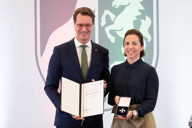 Hendrik WUEST, Wüst, CDU, Ministerpraesident des Landes Nordrhein-Westfalen, zeichnet Hans W. GEISSENDOERFER, Fernsehproduzent, mit dem Verdienstorden aus, Den Orden nimmt Tochter Hana GEISSENDOERFER, Geißendörfer, entgegen, Ministerpraesident Hendrik WUEST zeichnet Buergerinnen und Buerger aus Nordrhein-Westfalen fuer ihr aussergewoehnliches Engagement fuer die Gesellschaft mit dem Verdienstorden des Landes aus, Verleihung des Verdienstordens des Landes Nordrhein-Westfalen in Duesseldorf am 02.06.2026 *** Hendrik WUEST, Wüst, CDU, State Premier of North Rhine-Westphalia, honors Hans W GEISSENDOERFER, television producer, with the Order of Merit; daughter Hana GEISSENDOERFER, Geißendörfer, accepts the award, State Premier Hendrik WUES