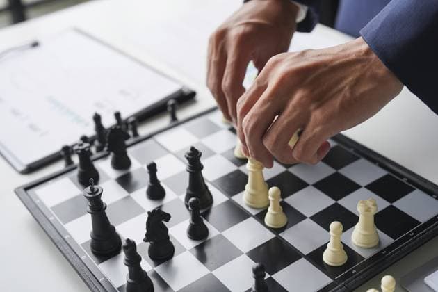 Personalkonzept Karrieremanagement mit verschränkten Händen Planungsstrategie mit Schachfiguren. Personalabteilung Suche nach Mitarbeitern HR concept Career management with folded hands Planning strategy with chess pieces. HR department Search for employees Copyright: imageBROKER SirijitxJongcharoenk ibxiqx17743870.jpg