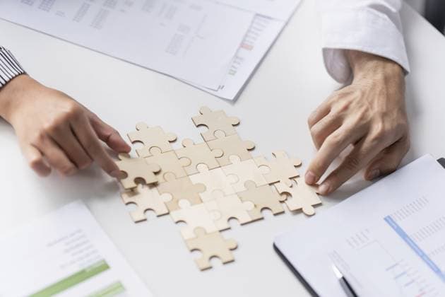 Geschäftsmannshände beim Zusammensetzen von Puzzleteilen mit Team Building Join Together und Business Collaboration Concept im Büro Businessman hands putting together puzzle pieces with Team Building Join Together and Business Collaboration Concept in the office Copyright: imageBROKER SirijitxJongcharoenk ibxiqx17743961.jpg ,model released, Symbolfoto ,property released