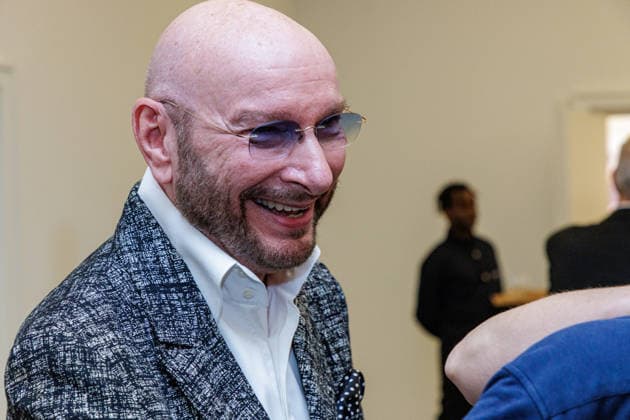 02.06.2026. Düsseldorf. Verdienstorden des Landes Nordrhein-Westfalen für Ralph Morgenstern. Ralph Morgenstern engagiert sich seit Jahrzehnten für die Sichtbarkeit und Gleichberechtigung homosexueller Menschen zunächst in der Gay Liberation Front. Auch als Schauspieler setzt er sich für eine vielfältige Darstellung der LSBTIQ*-Community ein und wirkt stereotypen Rollenbildern entgegen. Außerdem ist er Schirmherr des gemeinnützigen Online-Portals PINK.LIFE für queere Kunst, Kultur und Performance. Düsseldorf Stattskanzlei Nordrhein-Westfalen Deutschland *** 02 06 2026 Order of Merit of the State of North Rhine-Westphalia for Ralph Morgenstern Ralph Morgenstern has been committed to the visibility and equal rights o