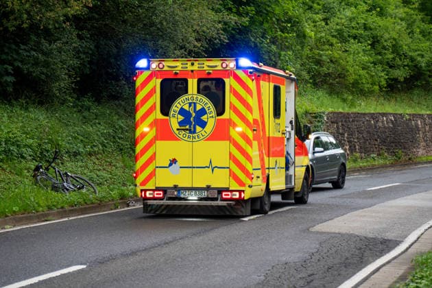 Radfahrerin bei Kollision mit Pkw auf der B48 verletzt Am Dienstagabend, dem 02.06.2026, kam es gegen 18:36 Uhr auf der Bundesstraße 48 zwischen Münster-Sarmsheim und Laubenheim bei Bad Kreuznach zu einem Verkehrsunfall zwischen einem Pkw und einer Radfahrerin. Nach Angaben der Polizei verlor ein 21-jähriger Pkw-Fahrer in einer Rechtskurve vermutlich aufgrund nicht angepasster Geschwindigkeit auf regennasser Fahrbahn die Kontrolle über sein Fahrzeug. Der Pkw geriet ins Schleudern, touchierte mehrfach den rechten Bordstein und kollidierte anschließend mit einer 22-jährigen Radfahrerin. Die Frau wurde durch den Zusammenstoß in einen Straßengraben geschleudert und leicht verletzt. Nach der Erstversorgung durch den Rettungsdienst wurde