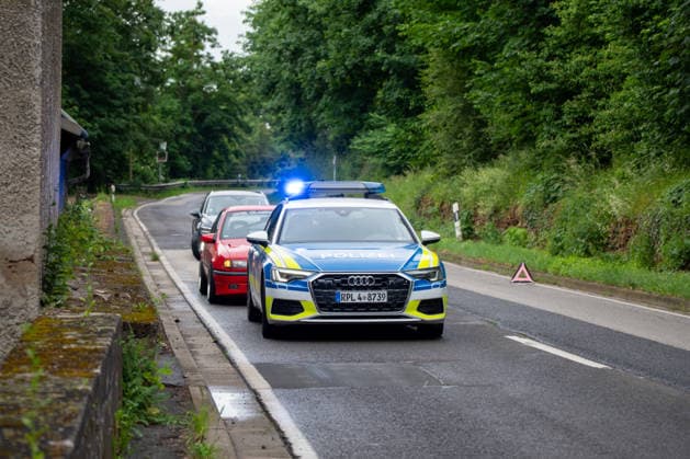 Radfahrerin bei Kollision mit Pkw auf der B48 verletzt Am Dienstagabend, dem 02.06.2026, kam es gegen 18:36 Uhr auf der Bundesstraße 48 zwischen Münster-Sarmsheim und Laubenheim bei Bad Kreuznach zu einem Verkehrsunfall zwischen einem Pkw und einer Radfahrerin. Nach Angaben der Polizei verlor ein 21-jähriger Pkw-Fahrer in einer Rechtskurve vermutlich aufgrund nicht angepasster Geschwindigkeit auf regennasser Fahrbahn die Kontrolle über sein Fahrzeug. Der Pkw geriet ins Schleudern, touchierte mehrfach den rechten Bordstein und kollidierte anschließend mit einer 22-jährigen Radfahrerin. Die Frau wurde durch den Zusammenstoß in einen Straßengraben geschleudert und leicht verletzt. Nach der Erstversorgung durch den Rettungsdienst wurde