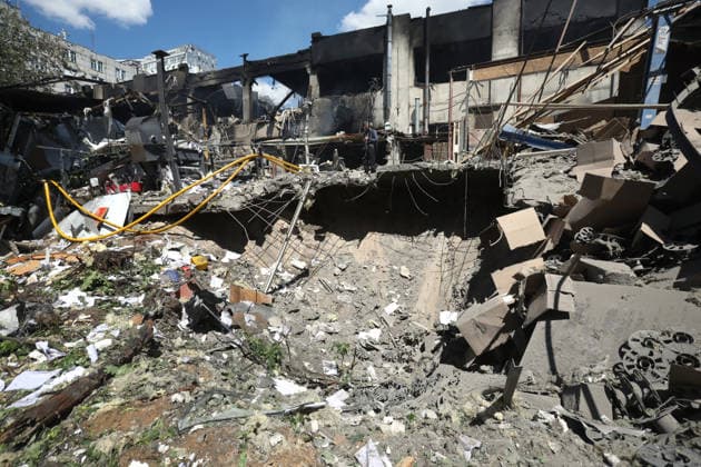 Aftermath of Russian overnight attack in Kyiv?s Podilskyi district The aftermath of a missile and drone strike is seen in the Podilskyi district, Kyiv, Ukraine, on June 2, 2026. The overnight event results in six fatalities and 79 injuries, including three children, in the Ukrainian capital. In the Podilskyi district, residential buildings, a garage cooperative, a communal enterprise, and a four-story educational institution sustain damage. Kyiv Ukraine  Copyright: xOLEKSANDRxKLYMENKOx originalFilename: ukrinform-aftermat260602_npCrz.jpg
