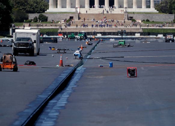 June 2, 2026, Washington, District Of Columbia, USA: Workers continue the renovation project to apply a blue protective coating to the Lincoln Memorial Reflecting Pool ahead of America 250 celebrations in Washington, DC, USA, on June 2, 2026. Washington USA - ZUMAs337 20260602_znp_s337_033 Copyright: xGentxShkullakux