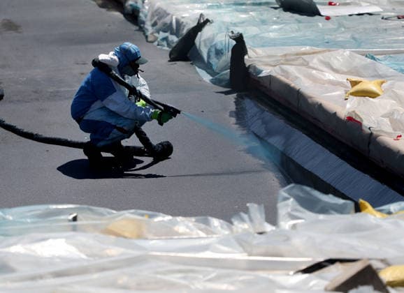 June 2, 2026, Washington, District Of Columbia, USA: Workers continue the renovation project to apply a blue protective coating to the Lincoln Memorial Reflecting Pool ahead of America 250 celebrations in Washington, DC, USA, on June 2, 2026. Washington USA - ZUMAs337 20260602_znp_s337_029 Copyright: xGentxShkullakux