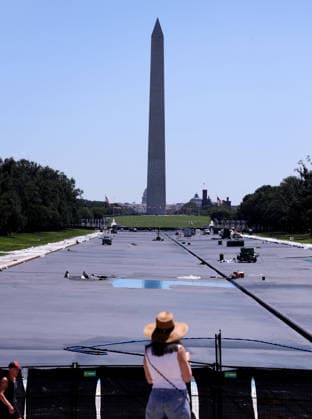 June 2, 2026, Washington, District Of Columbia, USA: Workers continue the renovation project to apply a blue protective coating to the Lincoln Memorial Reflecting Pool ahead of America 250 celebrations in Washington, DC, USA, on June 2, 2026. Washington USA  - ZUMAs337 20260602_znp_s337_035 Copyright: xGentxShkullakux