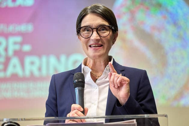 - Wien 02.06.2026 - NEOS Hearing ORF GD Kandidaten- Öffentliches Hearing der Kandidaten für das Amt des ORF-Generaldirektors im ORF-Funkhaus Wien. Insgesamt bewerben sich 13 Kandidaten um die Nachfolge an der Spitze des ORF. 5 von ihnen wurden zu einem öffentlichen Hearing des NEOS Lab eingeladen, um ihre Vorstellungen für die Zukunft des öffentlich-rechtlichen Rundfunks zu präsentieren. PHOTO: ORF-Magazinchefin Lisa Totzauer,. Vienna (AUSTRIA) - Candidates for the position of ORF Director General during a public hearing organized by NEOS Lab at the ORF Funkhaus in Vienna. Medienpolitik, Medienreform, Public Service, Digitalisierung, Unabhängigkeit, Medienmanagement, Demokratie, Stiftungsrat, Medienzukunft, Auswahlverfahren, öffent 