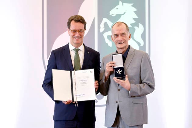 NRW-Ministerpräsident Hendrik Wüst (CDU) und Schauspieler Georg Uecker (Dr. Carsten Flöter in Lindenstraße) bei der Verleihung des Verdienstorden des Landes NRW in der Staatskanzlei. Düsseldorf, 02.06.2026 NRW Deutschland *** NRW Minister President Hendrik Wüst CDU and actor Georg Uecker Dr Carsten Flöter in Lindenstraße at the award ceremony for the Order of Merit of the State of NRW in the State Chancellery Düsseldorf, 02 06 2026 NRW Germany Copyright: xChristophxHardtx