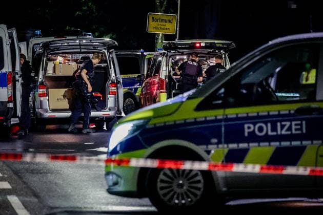 Bedrohungslage mit Kindern ** NUR FÜR REDAKTIONELLE ZWECKE ** EDITORIAL USE ONLY **<p>Einsatz der Polizei und Sonderkommandos in der Nacht zu Mittwoch 3. Juni 2026 in Dortmund-Höchsten. Ein Mann soll auf einen Polizisten geschossen und seine drei Kinder als Geiseln genommen haben. Ein Polizist wurde bei einem Schuss leicht verletzt. Deutschland Dortmund-Höchsten Dortmund-Höchsten Copyright: AndrÃ xHirtz *** Threat situation with children FOR EDITORIAL PURPOSES ONLY EDITORIAL USE ONLY p Deployment of police and special forces on the night of Wednesday 3 June 2026 in Dortmund Höchsten A man allegedly shot at a police officer and took his three children hostage A police officer was slightly injured by a shot Germany Dortmund Höchsten Dortm Copyright: AndrÃ xHirtz doc864ctc1gfol1ekht7tpy ,EDITORIAL USE ONLY