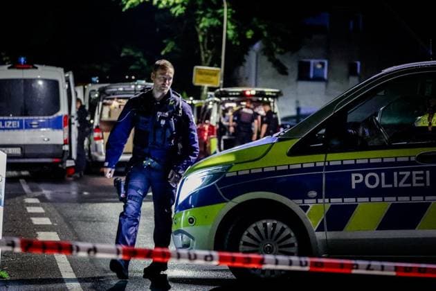 Bedrohungslage mit Kindern ** NUR FÜR REDAKTIONELLE ZWECKE ** EDITORIAL USE ONLY **<p>Einsatz der Polizei und Sonderkommandos in der Nacht zu Mittwoch 3. Juni 2026 in Dortmund-Höchsten. Ein Mann soll auf einen Polizisten geschossen und seine drei Kinder als Geiseln genommen haben. Ein Polizist wurde bei einem Schuss leicht verletzt. Deutschland Dortmund-Höchsten Dortmund-Höchsten Copyright: AndrÃ xHirtz *** Threat situation with children FOR EDITORIAL PURPOSES ONLY EDITORIAL USE ONLY p Deployment of police and special forces on the night of Wednesday 3 June 2026 in Dortmund Höchsten A man allegedly shot at a police officer and took his three children hostage A police officer was slightly injured by a shot Germany Dortmund Höchsten Dortm Copyright: AndrÃ xHirtz doc864ctc4ir3r1gt074ji1 ,EDITORIAL USE ONLY