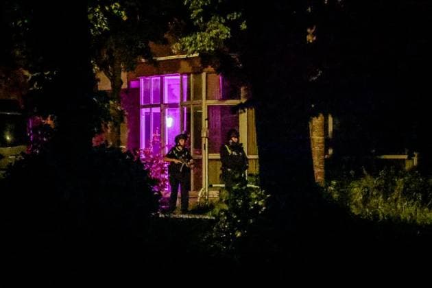 Bedrohungslage mit Kindern ** NUR FÜR REDAKTIONELLE ZWECKE ** EDITORIAL USE ONLY **<p>Einsatz der Polizei und Sonderkommandos in der Nacht zu Mittwoch 3. Juni 2026 in Dortmund-Höchsten. Ein Mann soll auf einen Polizisten geschossen und seine drei Kinder als Geiseln genommen haben. Ein Polizist wurde bei einem Schuss leicht verletzt. Deutschland Dortmund-Höchsten Dortmund-Höchsten Copyright: AndrÃ xHirtz *** Threat situation with children FOR EDITORIAL PURPOSES ONLY EDITORIAL USE ONLY p Police and special forces operation on the night of Wednesday 3 June 2026 in Dortmund Höchsten A man allegedly shot at a police officer and took his three children hostage A police officer was slightly injured by a shot Germany Dortmund Höchsten Dortmund Copyright: AndrÃ xHirtz doc864ctinhnubrlbndk17 ,EDITORIAL USE ONLY