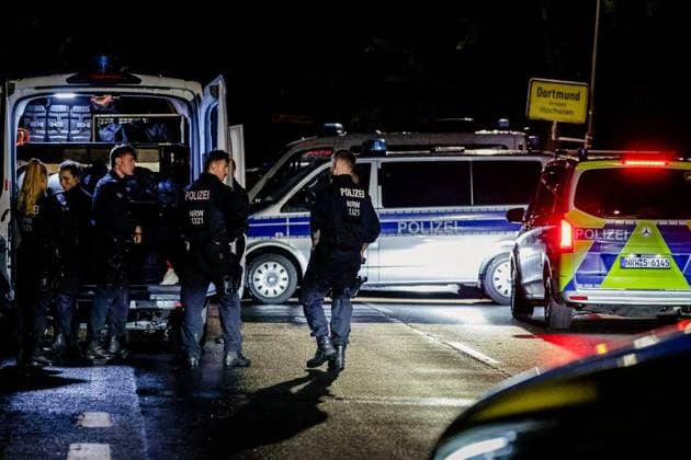 Bedrohungslage mit Kindern ** NUR FÜR REDAKTIONELLE ZWECKE ** EDITORIAL USE ONLY **<p>Einsatz der Polizei und Sonderkommandos in der Nacht zu Mittwoch 3. Juni 2026 in Dortmund-Höchsten. Ein Mann soll auf einen Polizisten geschossen und seine drei Kinder als Geiseln genommen haben. Ein Polizist wurde bei einem Schuss leicht verletzt. Deutschland Dortmund-Höchsten Dortmund-Höchsten Copyright: AndrÃ xHirtz *** Threat situation with children FOR EDITORIAL PURPOSES ONLY EDITORIAL USE ONLY p Police and special forces operation on the night of Wednesday 3 June 2026 in Dortmund Höchsten A man allegedly shot at a police officer and took his three children hostage A police officer was slightly injured by a shot Germany Dortmund Höchsten Dortmund Copyright: AndrÃ xHirtz doc864ctdp4qpg1alw0etsu ,EDITORIAL USE ONLY