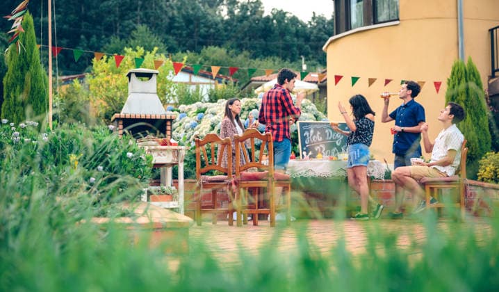 IMAGO Creative, Lifestyle, Feste im Garten #2 party,garten,freunde,feier,feier,fest,feiern,gartenanlage,gartenanlagen,gärten,befreundet,freund,freundschaft ** party,garden,friends,parties,gardens,friend 539-v20 ,model released, Symbolfoto