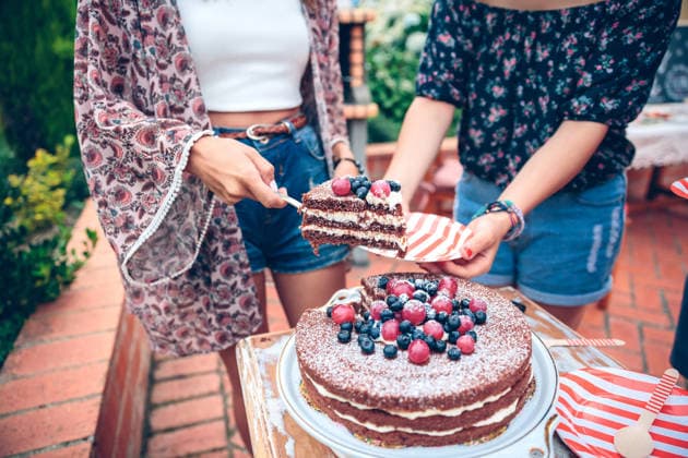IMAGO Creative, Lifestyle, Feste im Garten #2 kuchen,gartenparty,gartenfest,gartenfeste,gartenparties,party,sommerfest,sommerparty ** cake,garden party,cakes,garden parties,gartenfest,parties,party 539-v22