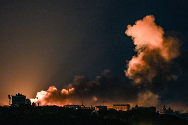 RECORD DATE NOT STATED Smoke from explosions and a large fire caused by missile strikes and falling debris during a Russian aerial attack on the capital rises into the night sky in Kyiv, Ukraine, on June 2, 2026 (Photo by Yevhen Kotenko Ukrinform) Russian attack leaves Kyiv covered in smoke  Copyright: xYevhenxKotenkox