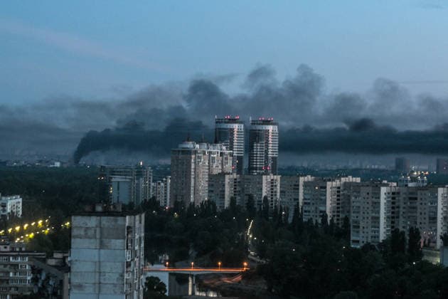 RECORD DATE NOT STATED Smoke from explosions and a large fire caused by missile strikes and falling debris during a Russian aerial attack on the capital rises into the night sky in Kyiv, Ukraine, on June 2, 2026 (Photo by Yevhen Kotenko Ukrinform) Russian attack leaves Kyiv covered in smoke  Copyright: xYevhenxKotenkox