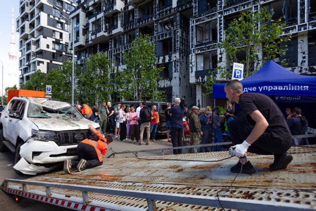 RECORD DATE NOT STATED Municipal workers load a wrecked vehicle onto a tow truck platform near a residential complex in the Shevchenkivskyi district of Kyiv, Ukraine, on June 2, 2026, after the area was damaged in a massive Russian attack (Photo by Kyrylo Chubotin Ukrinform) Residential complex damaged in Shevchenkivskyi district following Russian attack  Copyright: xKyryloxChubotinx