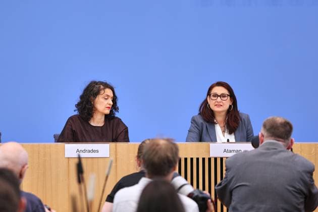 Berlin, Deutschland, 02.06.2026: Bundespressekonferenz: Jahresbericht 2025 der Antidiskriminierungsstelle des Bundes: Eva Andrades, Geschäftsführerin des Antidiskriminierungsverbandes Deutschland (advd) und Ferda Ataman, Unabhängige Bundesbeauftragte für Antidiskriminierung *** Berlin, Germany, 02 06 2026 Federal Press Conference Annual Report 2025 of the Federal Anti-Discrimination Agency Eva Andrades, Managing Director of the German Anti-Discrimination Association advd and Ferda Ataman, Independent Federal Commissioner for Anti-Discrimination Copyright: xdtsxNachrichtenagenturx dts_121648