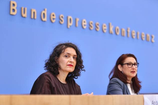 Berlin, Deutschland, 02.06.2026: Bundespressekonferenz: Jahresbericht 2025 der Antidiskriminierungsstelle des Bundes: Eva Andrades, Geschäftsführerin des Antidiskriminierungsverbandes Deutschland (advd) und Ferda Ataman, Unabhängige Bundesbeauftragte für Antidiskriminierung *** Berlin, Germany, 02 06 2026 Federal Press Conference Annual Report 2025 of the Federal Anti-Discrimination Agency Eva Andrades, Managing Director of the German Anti-Discrimination Association advd and Ferda Ataman, Independent Federal Commissioner for Anti-Discrimination Copyright: xdtsxNachrichtenagenturx dts_121653