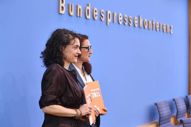 Berlin, Deutschland, 02.06.2026: Bundespressekonferenz: Jahresbericht 2025 der Antidiskriminierungsstelle des Bundes: Eva Andrades, Geschäftsführerin des Antidiskriminierungsverbandes Deutschland (advd) und Ferda Ataman, Unabhängige Bundesbeauftragte für Antidiskriminierung *** Berlin, Germany, 02 06 2026 Federal Press Conference Annual Report 2025 of the Federal Anti-Discrimination Agency Eva Andrades, Managing Director of the German Anti-Discrimination Association advd and Ferda Ataman, Independent Federal Commissioner for Anti-Discrimination Copyright: xdtsxNachrichtenagenturx dts_121658